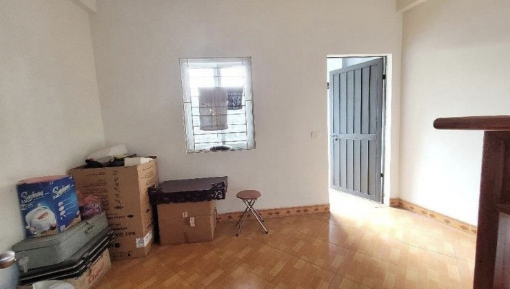 Cho thuê Nhà Ngõ Minh Khai, DT 30m x 4 tầng, 11.5 Triệu (CTL), 1 khách 3 ngủ, 3 vệ sinh, 2 nóng lạnh, 2 điều hoà 2 chiều - ưu tiên GĐ.